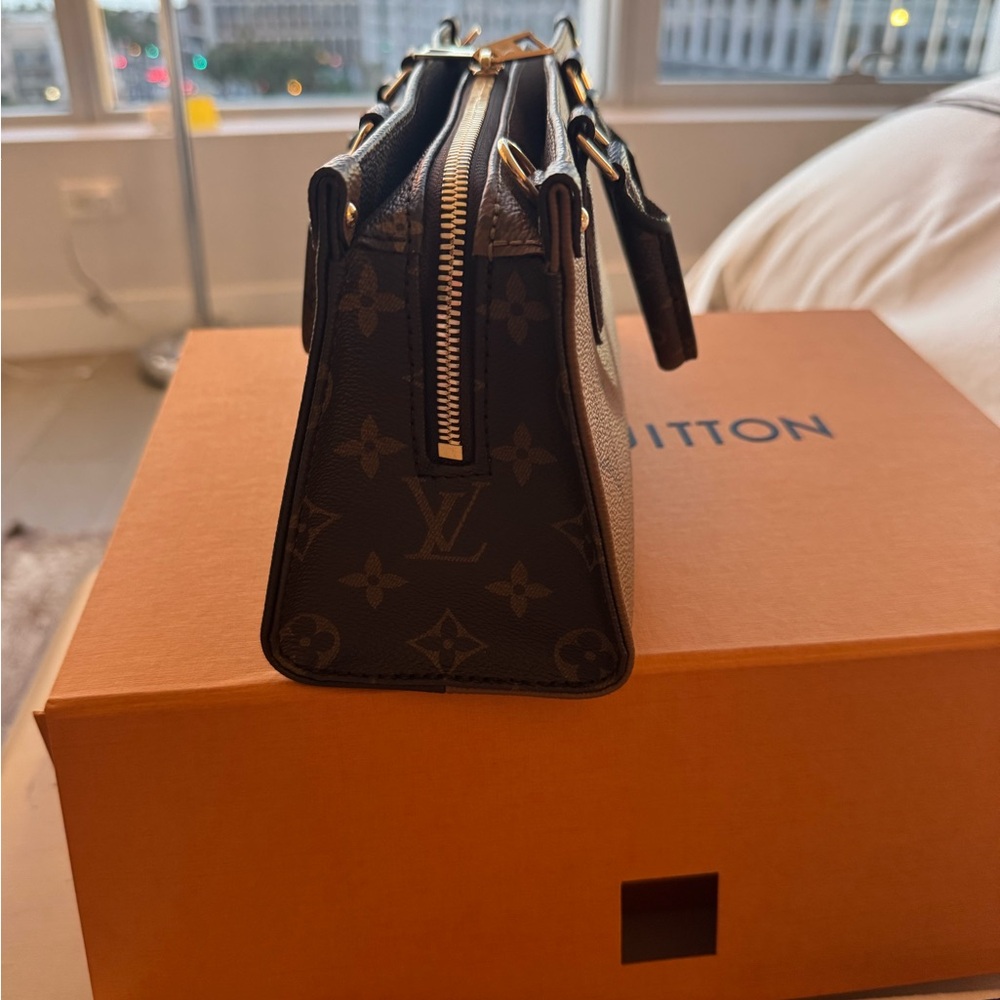 Louis Vuitton OnTheGo East West Chain - Picture 7 of 12